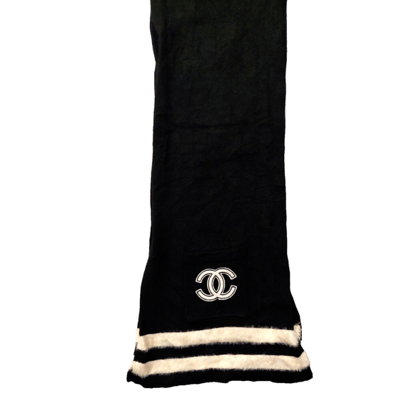 CHANEL Black & White Fur Scarf with Iconic Logo Pocket - Picture 3 of 16
